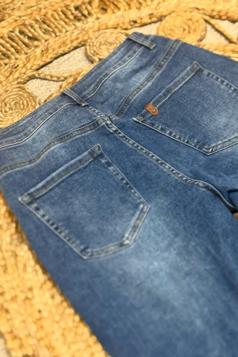 Leila Loves Mom Jeans - Image 2