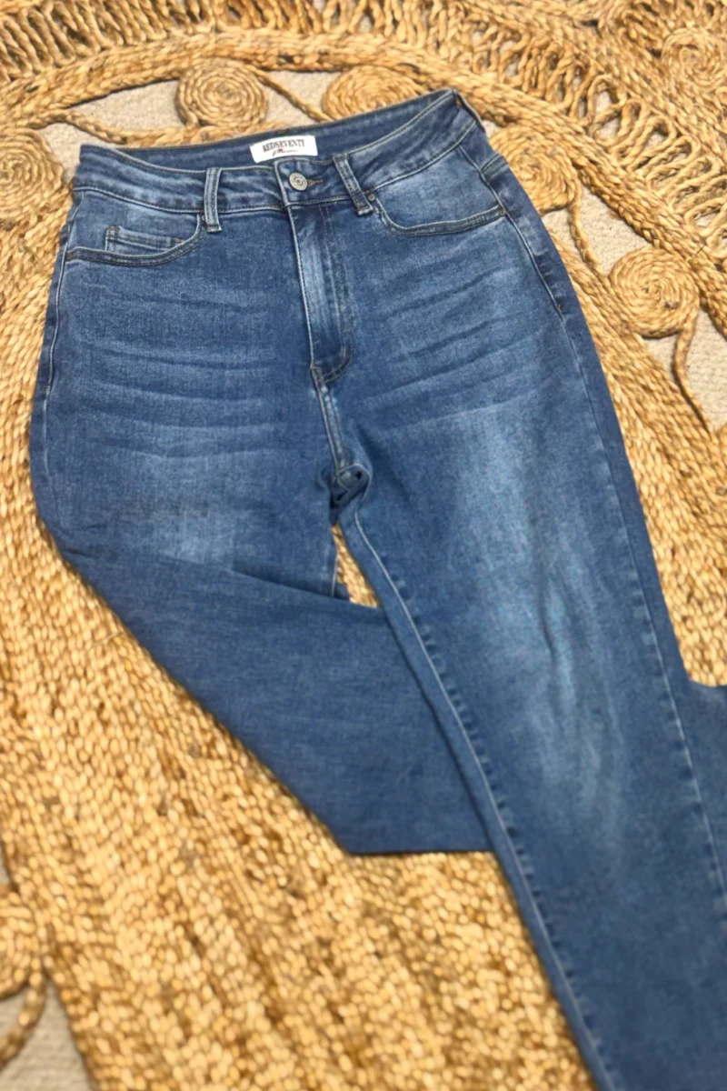 Leila Loves Mom Jeans - Image 3